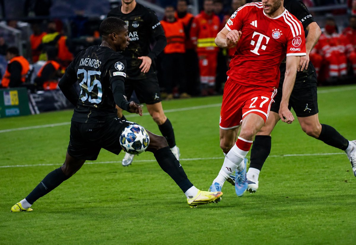 Tartismalar's tweet image. 🟥 Nuno Mendes’in 2. sarı karttan kırmızı kartını veremediler.
Kol doğal konumda değil, bariyer oluyor ve açıkça umut vadeden atağı kesiyor. 
Hakem sırf bu 2. sarıyı vermemek için 2. karedeki “elle oynamadan sonraki” basit temasa PSG lehine serbest vuruş verdi.
#BAYvPSG