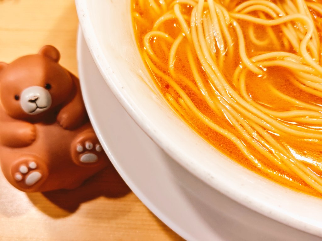 morinokuma3beer's tweet photo. 【太田 らーめんDININGれんげ さん】
坦々麺＋クレームブリュレ

昨日のお話。
お昼にお伺い、店内ほぼ満席の盛況ぶり。
ご飯が品切れのため、注文は表記に。
いつもお心遣いありがとうございます。
何度来てもホッとする店内の雰囲気とラーメンの味。
〆のブリュレを食べつつノンビリと、満足の完食。 https://t.co/wJPv79cni1