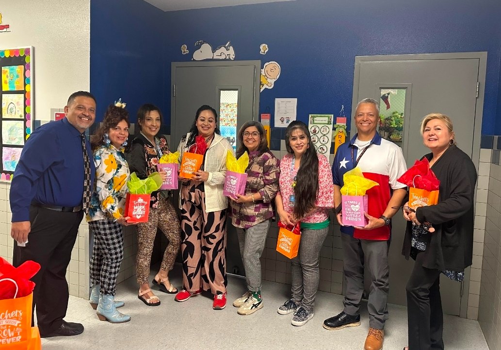 HValverde_DWS's tweet photo. Desert Wind School outfits went wild for Wacky Wednesday during our Underground Teacher Appreciation Week. LOVE the school spirit! 💙🐴💛
@DWS_PK8 https://t.co/rUZRzazDWY