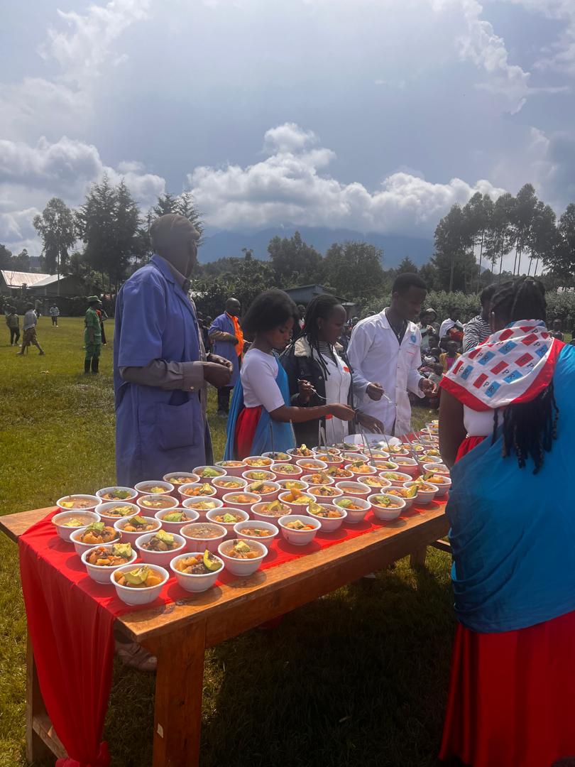 IHI_Rwanda's tweet photo. Healthy futures start at home !

In @MusanzeDistrict , IHI Rwanda, together with the FPR Family members at Nyange Sector, hosted an engaging cooking demo using local foods .
 
Promoting balanced diets and sustainable solutions to child nutrition challenges.

#SolutionsForImpact https://t.co/nnWE0ALtWj