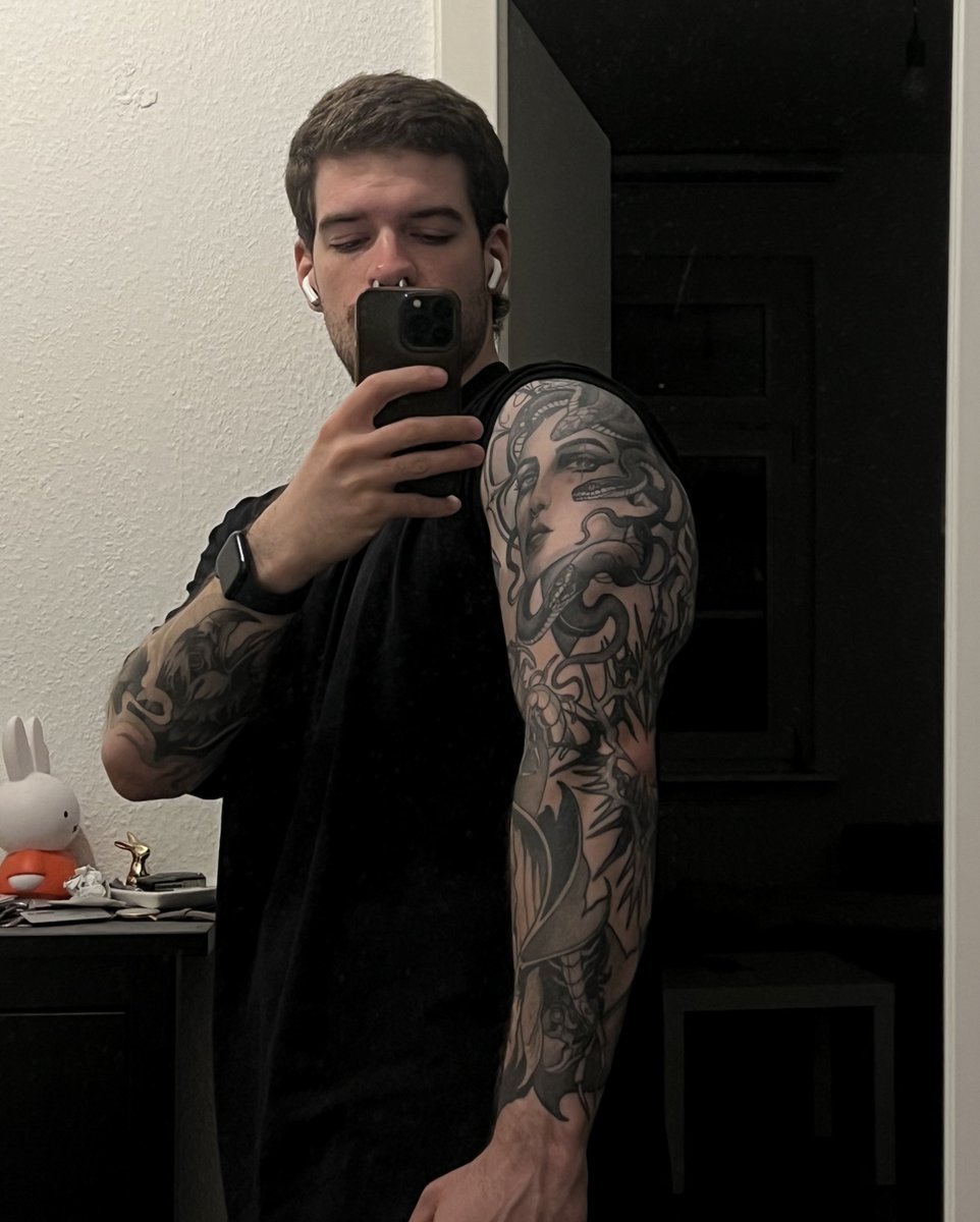 GenghisAttila's tweet photo. triceps kinda going stupid https://t.co/JBANhvgQ4f