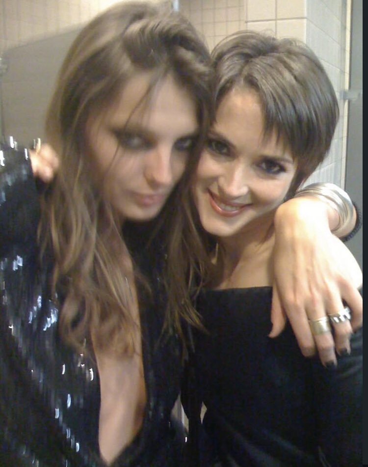 _lauryder's tweet photo. WINONA RYDER in the bathroom of the met gala 2009 https://t.co/wMbRjueXR6
