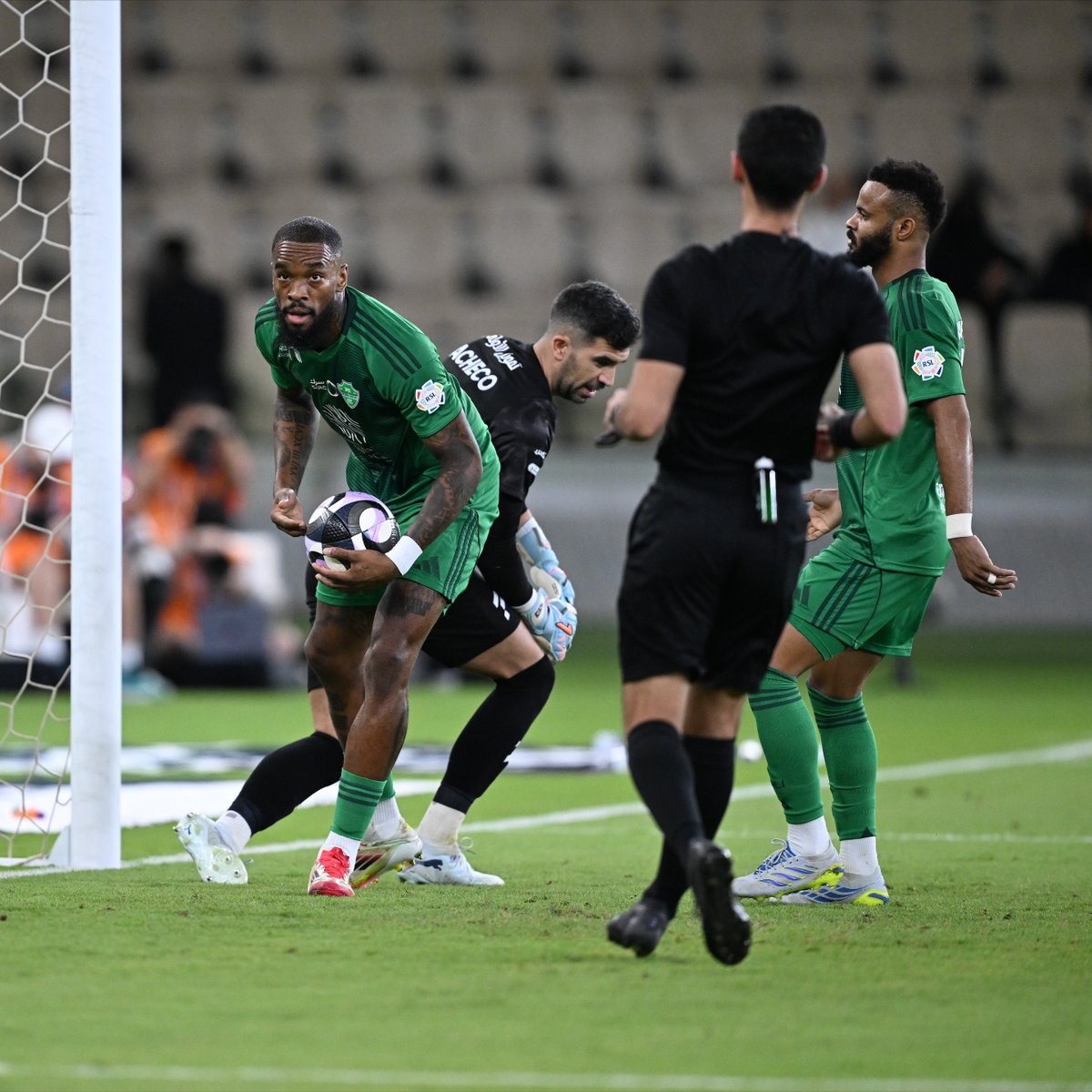 AFC4NET's tweet photo. 🚨🚨|| عـاجل — رسميًـا :

إيفان توني يتصدر قائمة هدافي دوري روشن بـ30 هدف 🔥🟢⚪️ https://t.co/2VLtm2WnIg