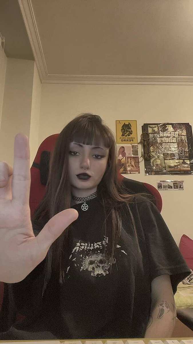 andystaver8's tweet photo. Soy tu vicio más caro y lo sabes, pero no lo puedes evitar... Te voy a drenar poco a poco mientras me río de tí, inútil 💅🏻

#findom #pagafantas #paypig #slowdrain #dickrate #femdom #pringado #caprichosa #cornudo #humillacion https://t.co/8E8uMLMVpt