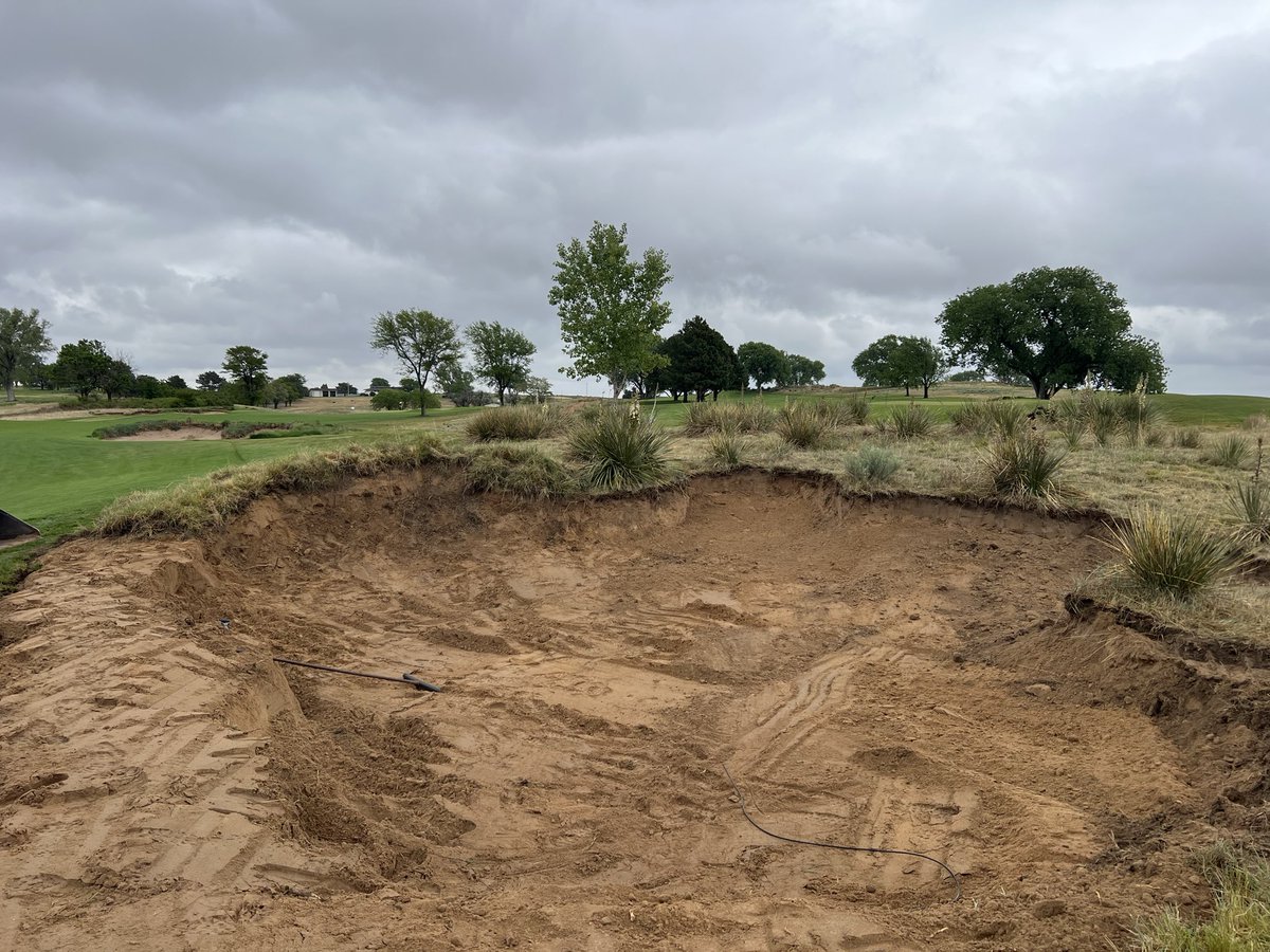 ClayPayneTurf's tweet photo. Chunking in some new @VartyGolf bunkers at Buffalo Dunes. Using the soil generated from the bunkers to add a few new tee’s around the course. 

1% better everyday #MuniGolf https://t.co/Tgrc2VCwa0