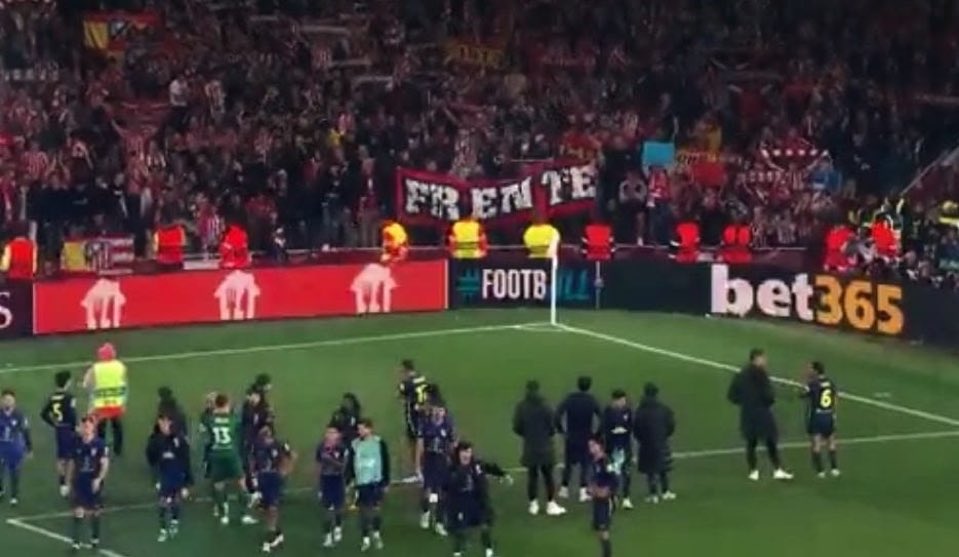 ATMRules's tweet photo. No lloré, pero mis ojos expresaban rabia, la rabia de saber que otro año mas habían sido injustos.
Esta afición y ciertos jugadores no merecían un final tan cruel, llevo horas prometiéndome no volver a Inglaterra, pero se que lo volvería a hacer 1 y 1000 veces por tu escudo. https://t.co/1Vqwz4Mlgq