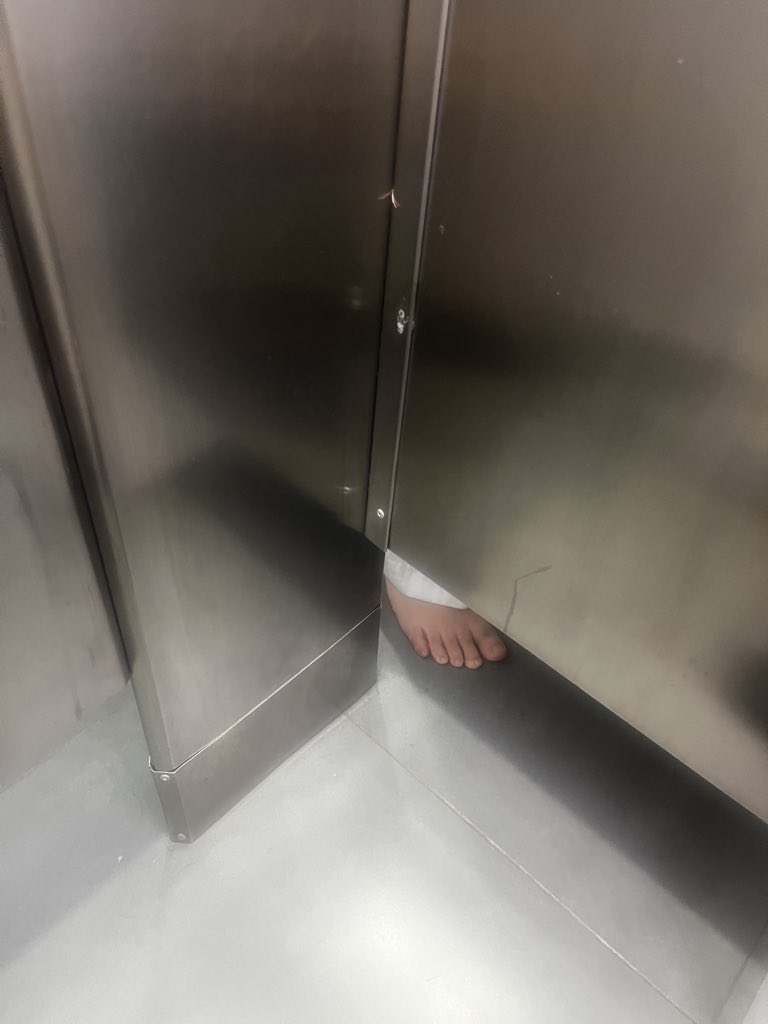 esebello's tweet photo. Yo creo que nunca entraría a un baño público descalzo… pero pues cada quien. https://t.co/GV2g7tLufZ