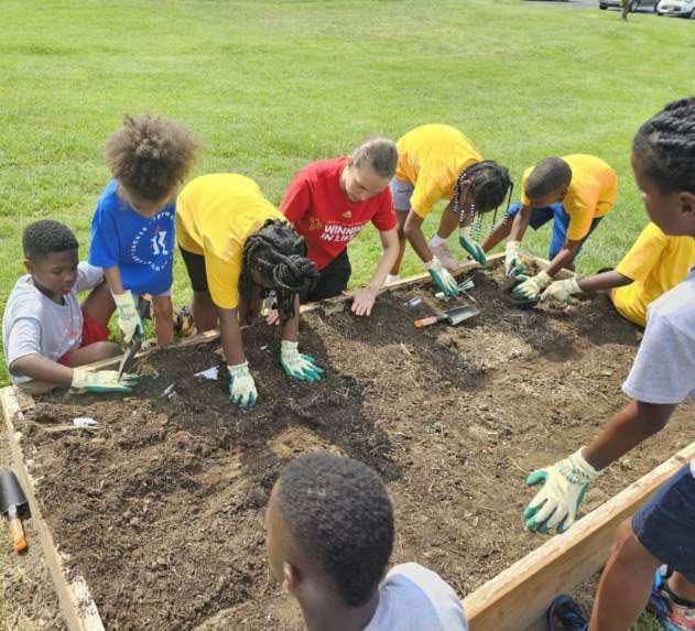 JJKWILPrograms's tweet photo. Wednesday Wisdom:  Encouraging children to perform small acts of service (e.g., hold the door for someone, pick up a piece of trash) will help them to be more mindful to perform acts of service and realize that it feels good to help others feel noticed, included, and cared for. https://t.co/D6XxHF0zL8