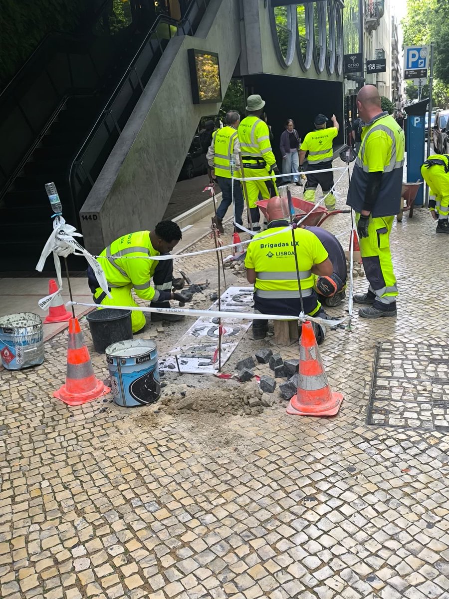 Na senda Lisboa “chic”, uma equipa de trabalhadores do município inscreveu o nome de uma empresa (privada), segmento luxo, no passeio (público) da Avenida da Liberdade. Há buracos por essa cidade fora? Pois que haja. Mas a partir de hoje há um “je ne sais quoi” na calçada…