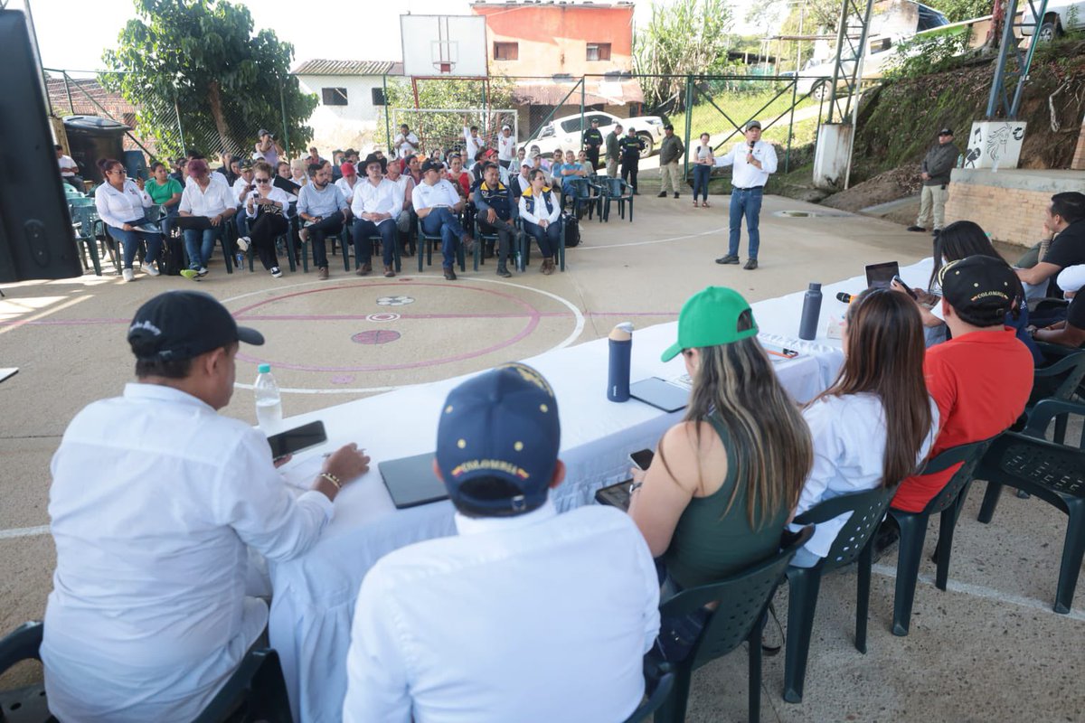 CarlosAmayaR's tweet photo. Llegamos a la vereda Guamal, en San Luis de Gaceno, para escuchar a la comunidad y acompañar la mesa de trabajo sobre los compromisos relacionados con la empresa Nikoil Energy.

Este espacio busca garantizar el diálogo, la transparencia y la participación frente a las inquietudes de la comunidad y concretar inversiones 💚. 

Les estaremos contando más sobre esta jornada en territorio.