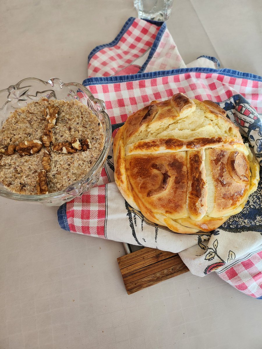 NaniVanja's tweet photo. Tata mi je preminuo pre dve god, prošle se slava nije slavila a ove preuzima brat 1100 i kusur km daleko. Mama je otišla kod njega a meni je bilo žao da u porodičnoj kući ne bude kolač i žito. Odnela sam i na groblje. Srećna slava ko slavi 💔 mislim da bi bio ponosan https://t.co/3XOtWh76Lv