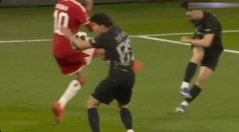 VAR4YOU's tweet photo. 🇪🇺 Bayern - PSG | Champions League

📢 According to IFAB: It's not a handball offence if the ball touches a player’s hand/arm directly from a team-mate. #VAR4YOU https://t.co/V3SdhXApkg