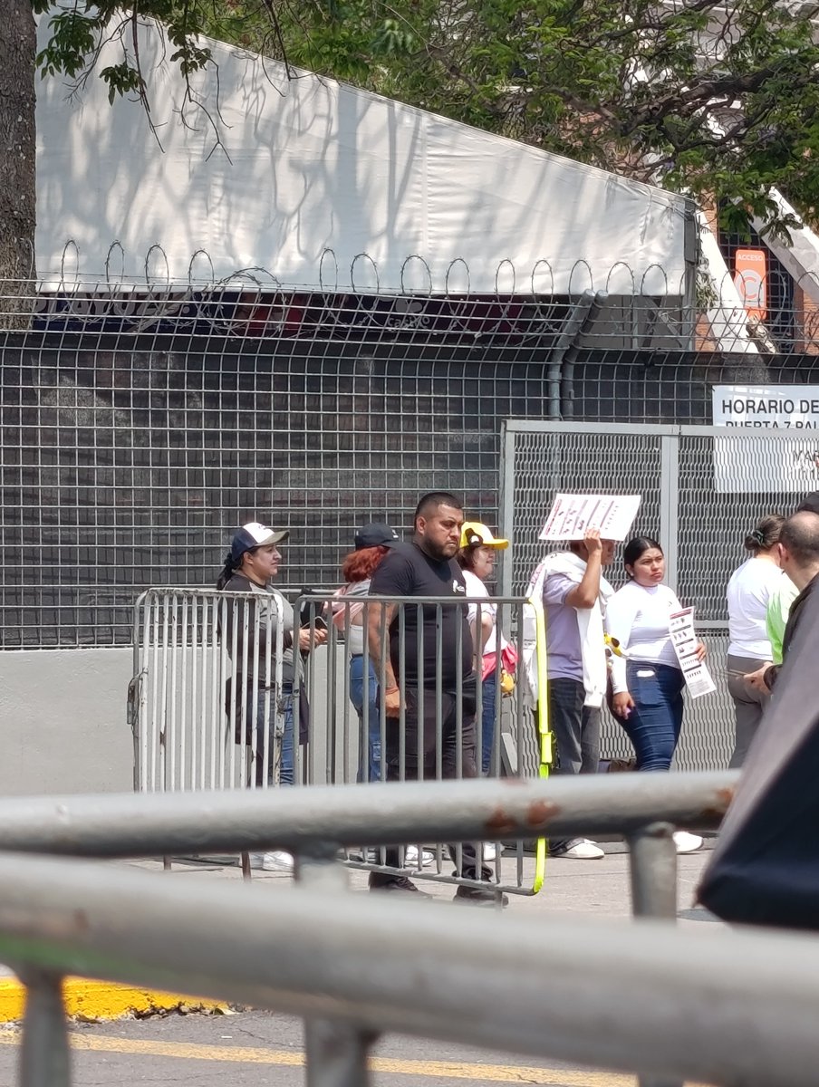 _beck_hj's tweet photo. Está persona del staff de Mr Merch en Palacio de los Deportes estuvo tratando mal a muchas Armys, nos llamaba "wey" dejó sin menú de Merch a muchas Armys y nos mentía diciendo que ya no había ARMY BOMBS
#OCESA
#ARMY
#MerchArmy https://t.co/pBd5FOEM0y