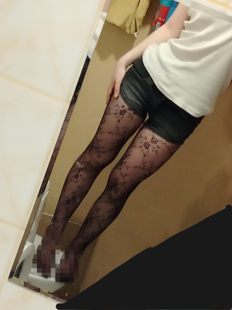 peachkamix's tweet photo. hi guys i bought new tights what do we think (yes i had to stand on toilet to take this pic) https://t.co/c3x62e8V18