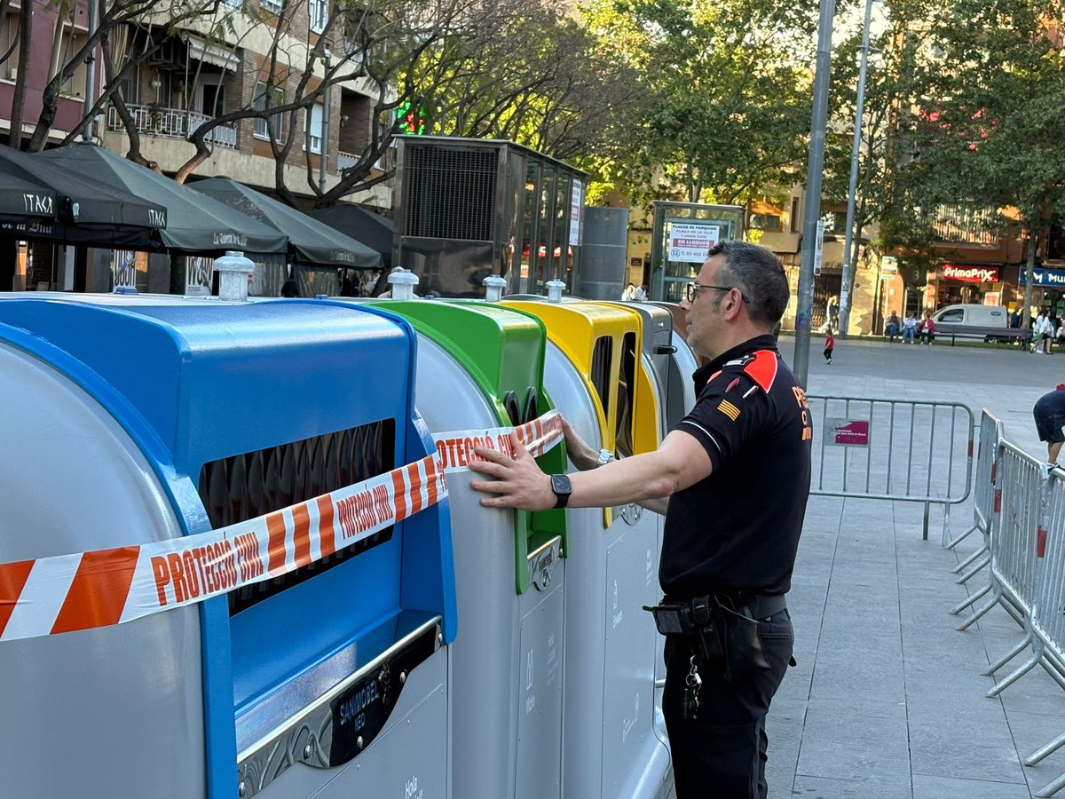 AdrianencaPC's tweet photo. 👥✅ Esta tarde, 4 voluntarios hemos estado presentes en el preventivo de la presentación del nuevo contrato de limpieza y recogida de residuos en la Plaça de la Vila de Sant Adrià de Besòs. 🚛🧹 Buen desarrollo del acto y del dispositivo hasta las 19:30 h. @AjSantAdria https://t.co/uuBb8zdGmZ