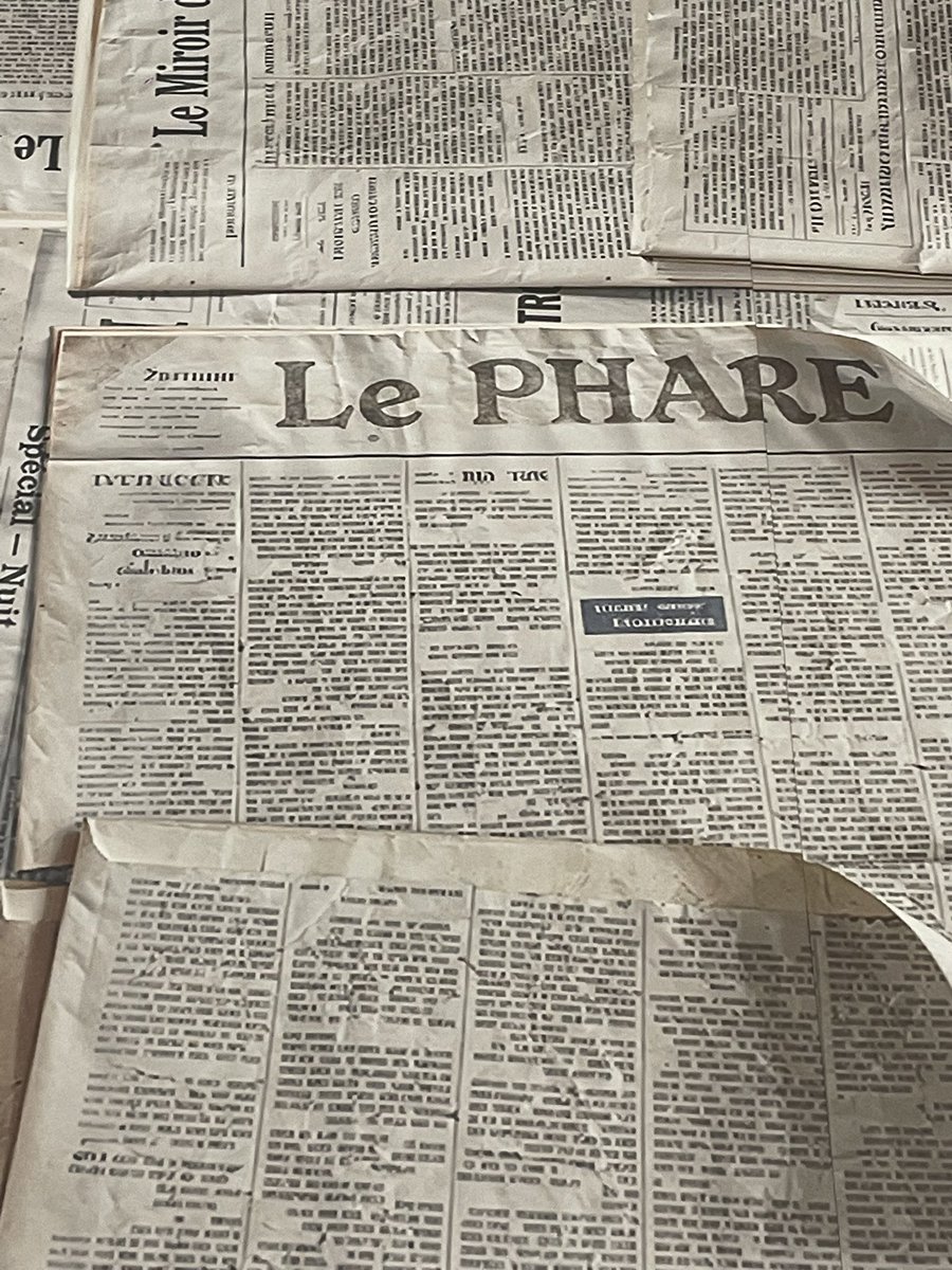 Rdeslendemains's tweet photo. Je m’approche de la station Havre-Caumartin, les murs recouverts de faux papiers journaux; sûrement la promo d’une série.

De près, malaise : tout semble généré par IA. Des titres, des colonnes, des mots… mais rien de vraiment lisible. #metro @Metro_Insolite https://t.co/Y2nemXzIR9