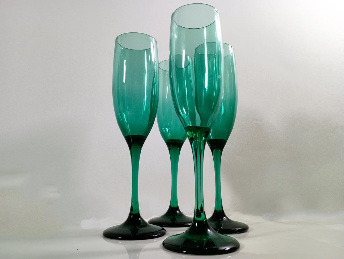 RetroRecollec's tweet photo. https://t.co/DODnrtG5ff Vintage dark green Libbey champagne flutes just landed in the shop. Tall, sleek, and that perfect deep juniper green that catches light like crazy. Sets available while they last. #VintageGlass #LibbeyGlass #GreenGlass #VintageHome https://t.co/kGMjB05X5t