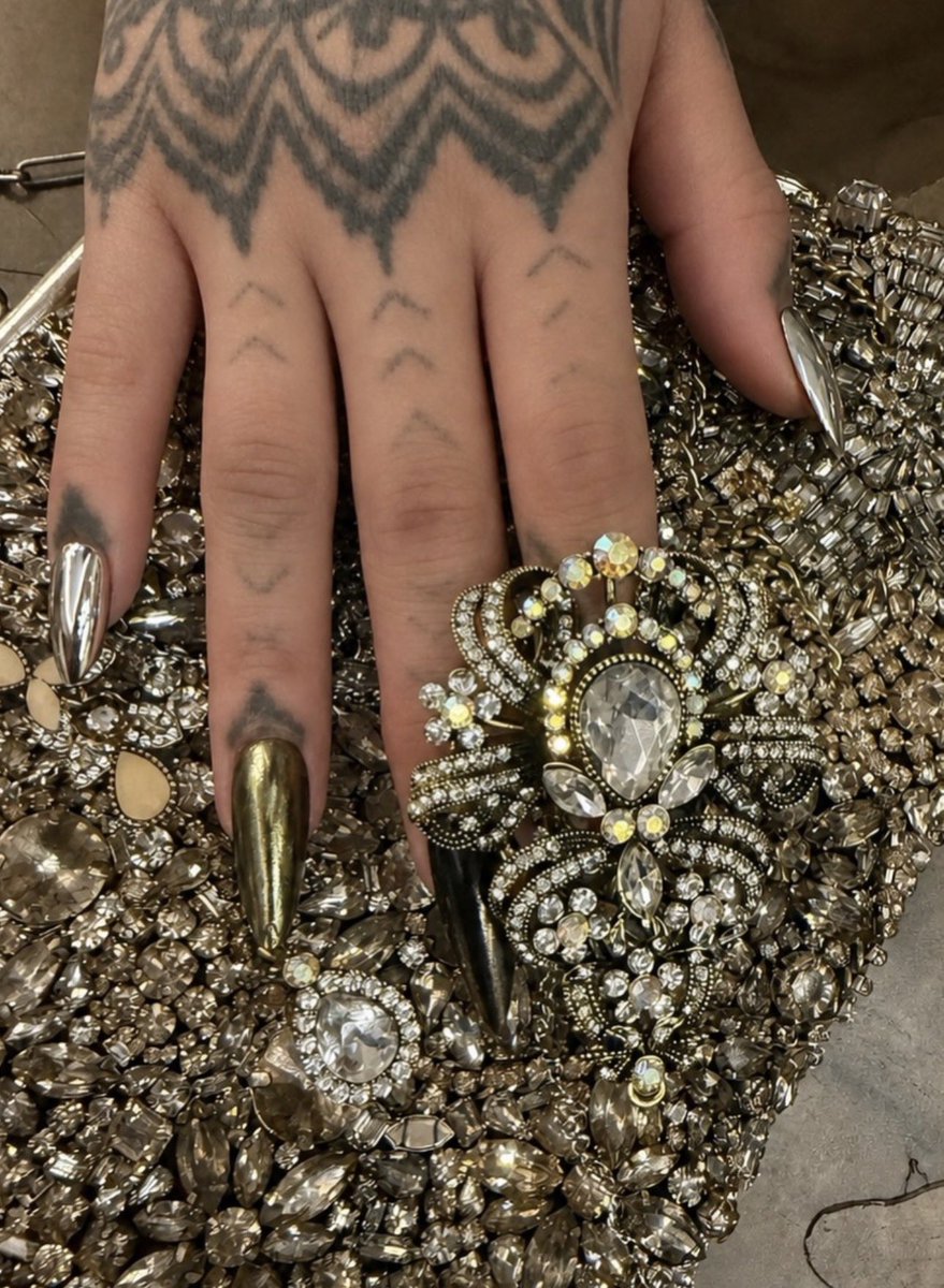 blonderih's tweet photo. details 🌟💅🏼 #metgala https://t.co/Px0NoX7Uzy