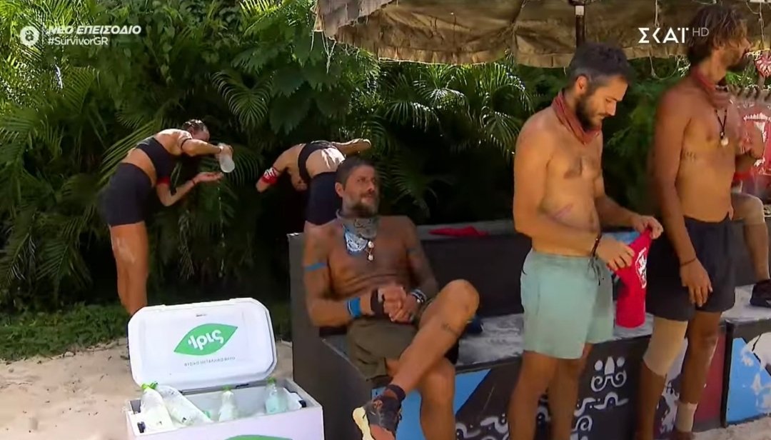 "Έχω δει όλα τα #survivorGR, αλλά τέτοιο ρεζιλίκι, να πηγαίνει παίκτης της αντίπαλης ομάδας και να κάθεται με τους αντιπάλους παίκτες, ενώ η δικιά του ομάδα έχει χάσει, δεν το έχω ξαναδεί."