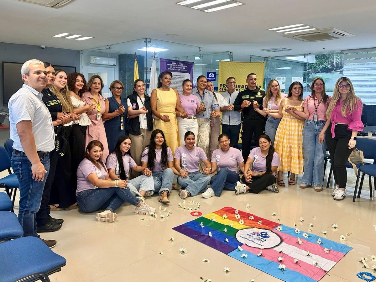 DefensoriaCol's tweet photo. Realizamos un conversatorio junto a organizaciones de mujeres y de personas con orientaciones sexuales e identidades de género no hegemónicas (OSIGNH) de Sincelejo, Sucre, para analizar la situación de sus derechos en el departamento.

Durante el espacio se identificaron barreras que afectan el goce efectivo de derechos, entre ellas prácticas discriminatorias, violencias basadas en género y dificultades en el acceso a la justicia. En zonas rurales como La Mojana, se evidencian además limitaciones institucionales y operativas en las rutas de atención.

(1/2)