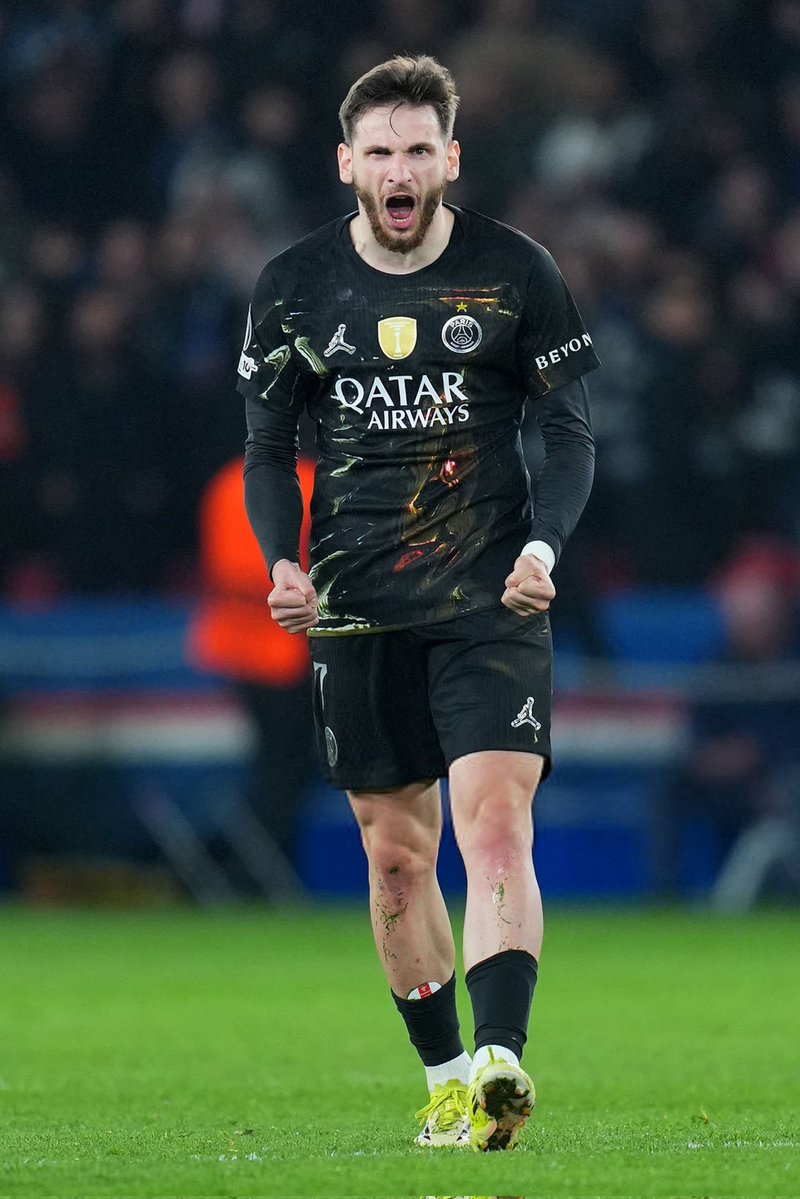 Vão tentar te convencer que o Dembélé é o melhor jogador do PSG, mas a grande verdade, é que o melhor jogador da equipe francesa se chama KVICHA KVARATSKHELIA.

Que pedaço de jogador!