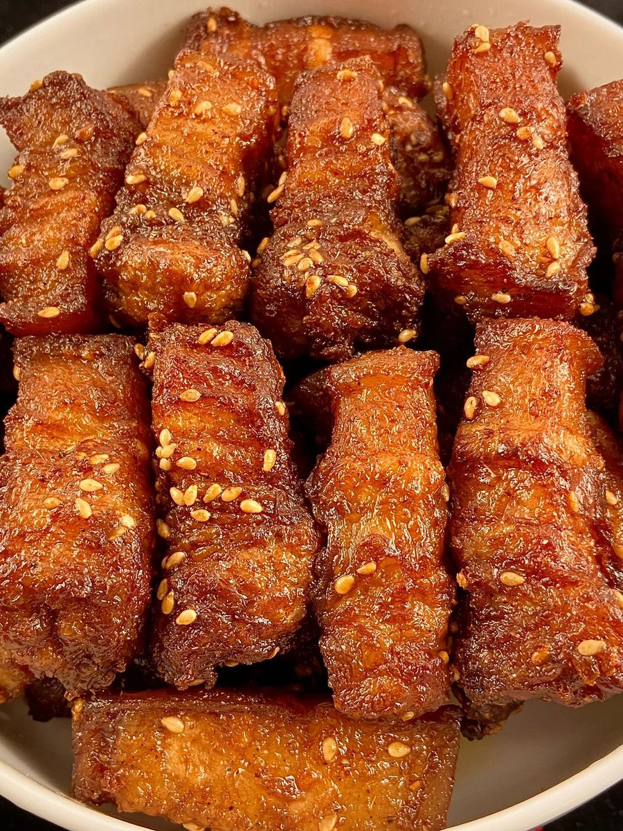 Muyusky666's tweet photo. Tried the crispy pork belly at Golden Bite Bistro today—golden crust, juicy inside, paired with tangy chili-lime sauce!  Hidden gem near Central Park, 10/10 would revisit. #FoodieFind #NYCEats https://t.co/ou17U6bt9U