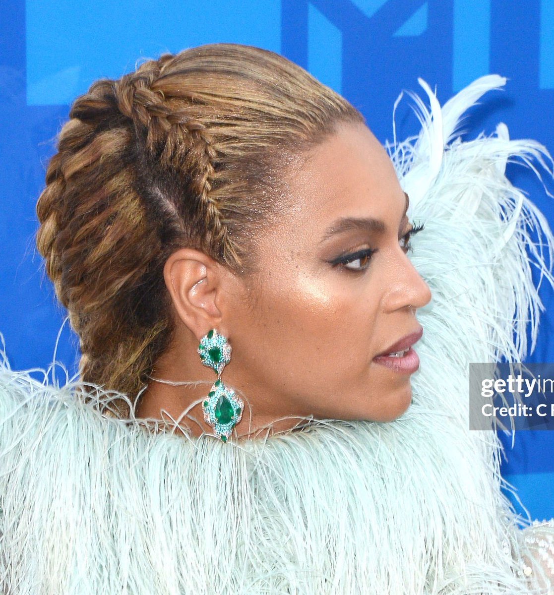 beylinee's tweet photo. sinceramente nao entendo essa surpresa do pessoal com os bigodes chinês da Beyoncé sendo que ela sempre teve eles kkkk essa é ela em 2016 no vma https://t.co/PgP75LWJYR