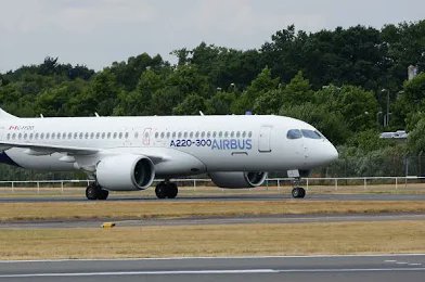 ProvidenceB2B's tweet photo. Large biz deal signed btwn #Airbus &amp; #AirAsia - 150 Airbus A220-300 aircraft – the largest order for a 🇨🇦-designed (by #Bombardier) and produced aircraft in history. With every aircraft assembled in Airbus 🇨🇦 facility in #Mirabel, #Québec. #aerospace #aviation https://t.co/V9miLxy8pS