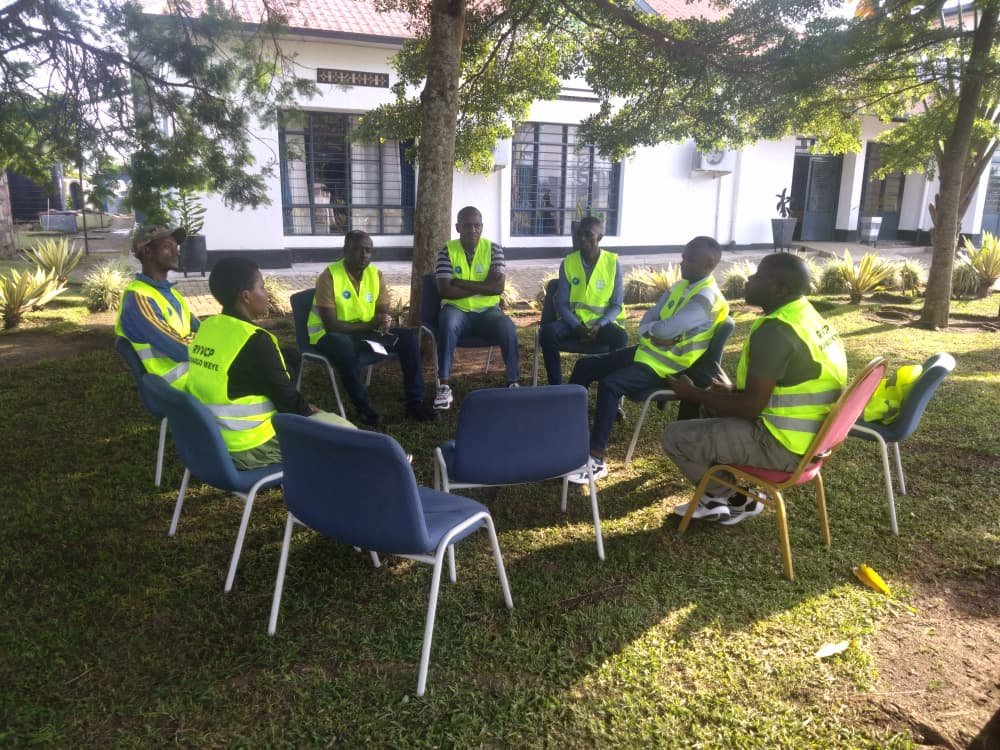 RuhangoDyvcp's tweet photo. Urubyiruko rw'Abakorerabushake twakoze ibi
➡️Gufata umuturage ucuruza inzoga zitemewe z'inkorano 
✅umuganda wo guharura umuhanda 
➡️ inama isanzwe y'abayobozi b'urubyiruko rw'abakorerabushake mu Karere yaguriwemo abahuzabikorwa mu  Mirenge ya Kabagali,Ntongwe,Mwendo na Ruhango https://t.co/SNGPwnMY2u