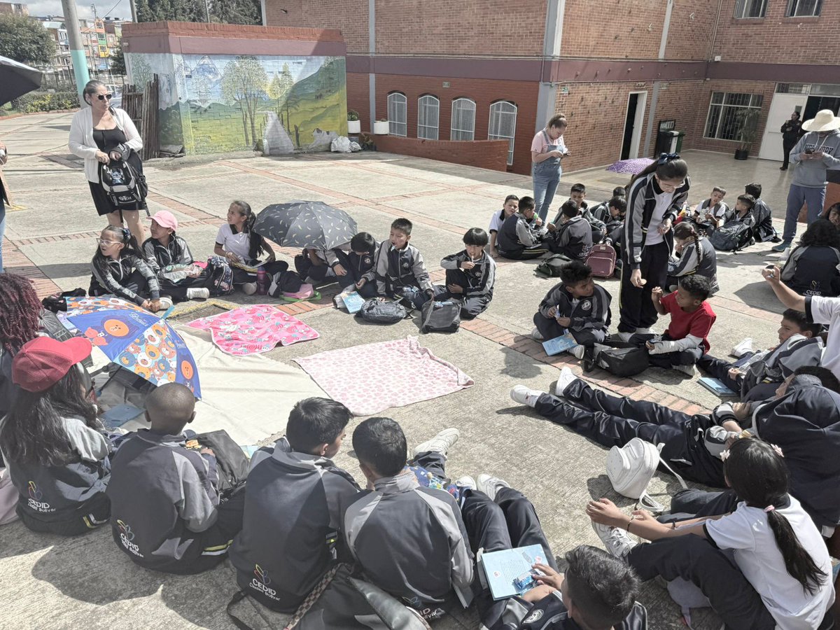 arturocharria's tweet photo. Estuve en el colegio CEDID Ciudad Bolívar, conversé con profes, orientadores y el súper rector William Pérez. Coincidí con un picnic literario y tenían como invitado a Celso Román, uno de los mejores escritores de literatura infantil del país. Bogotá tiene profes maravillosos. https://t.co/Az2FDHYq53