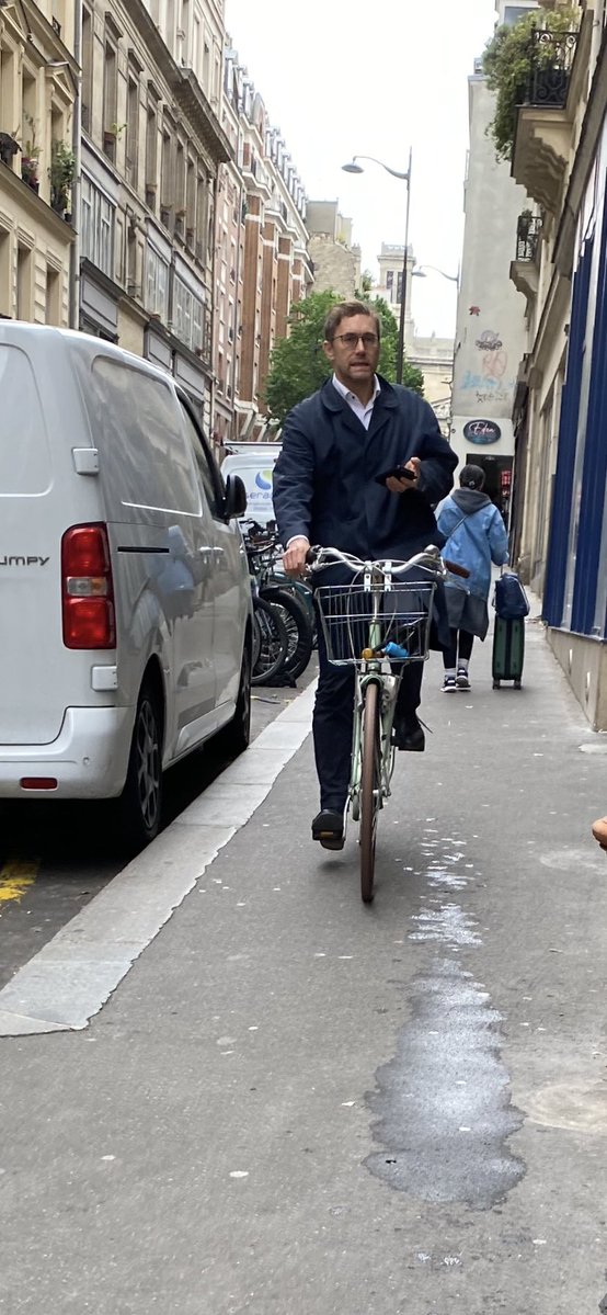 Paris 9eme on est tellement mieux sur le trottoir portable à la main @PMdeparis