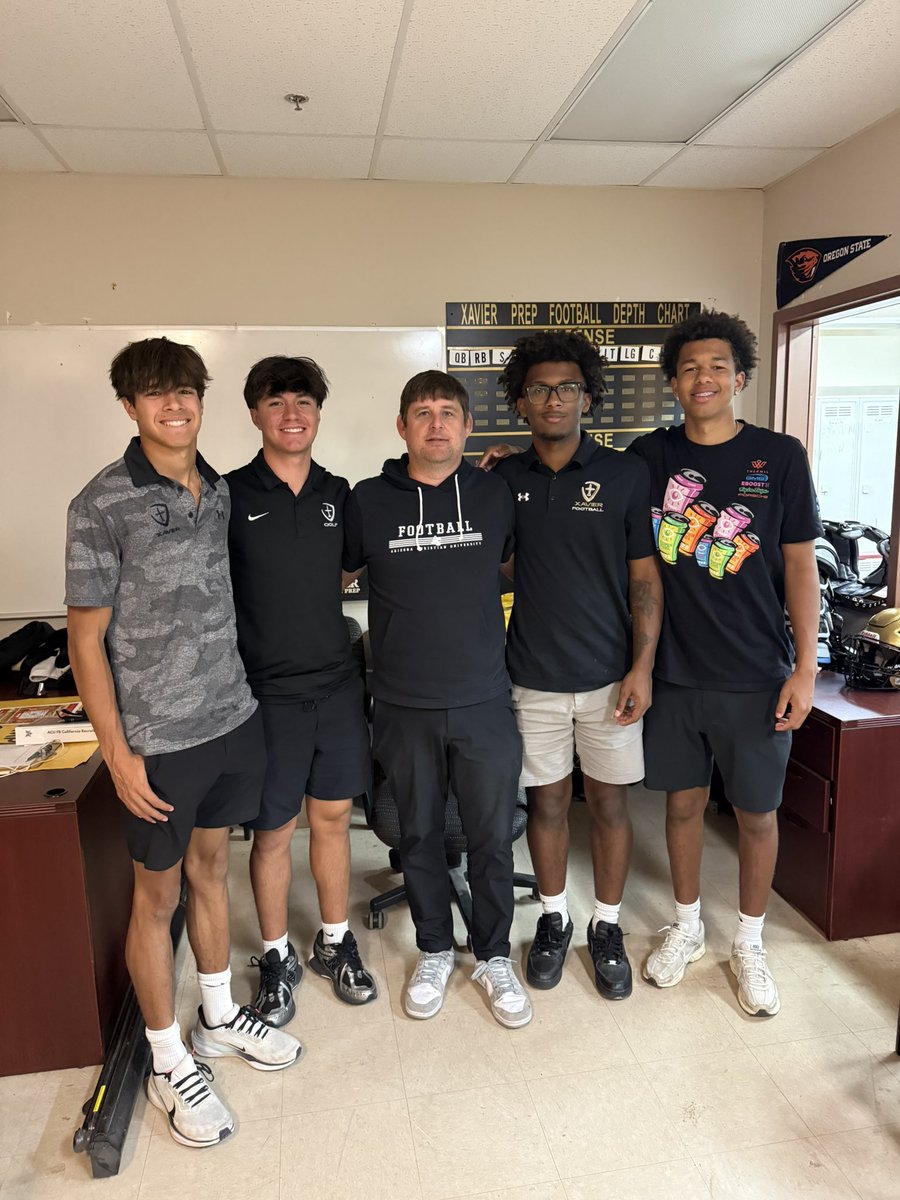 xcphsfootball's tweet photo. Appreciate @CoachJZGraham of @firestormfb for stopping by our campus today and visiting with our boys! Appreciate your time Coach, Go Firestorm!
27’s @LukeVermillion1 @joe_m_13 Trey & King Pellum
#TheGoldStandard #TheXavierDifference #TheX⚜️ @MichaelKarls @centerlocked https://t.co/fP1lZpRlx4