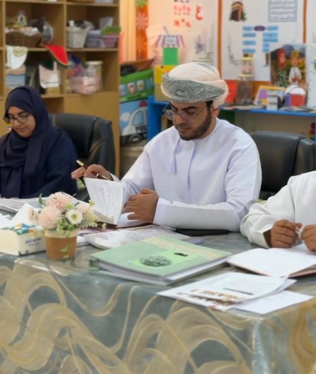 dheyanschool's tweet photo. ضمن جهود تطوير الأداء التربوي.وتعزيز جودة الممارسات التعليمية داخل الميدان. تم تقييم المعلم الاول للمجال الثالث الاستاذة خلود الريسي.من قبل لجنة التقييم المكونه من المشرف الاول الاستاذ سعيد المياسي والاستاذ عادل الفارسي ومشرفة المادة ومديرة المدرسة
#فعاليات_تعليمية_شمال_الباطنة https://t.co/dHNsitiEKK