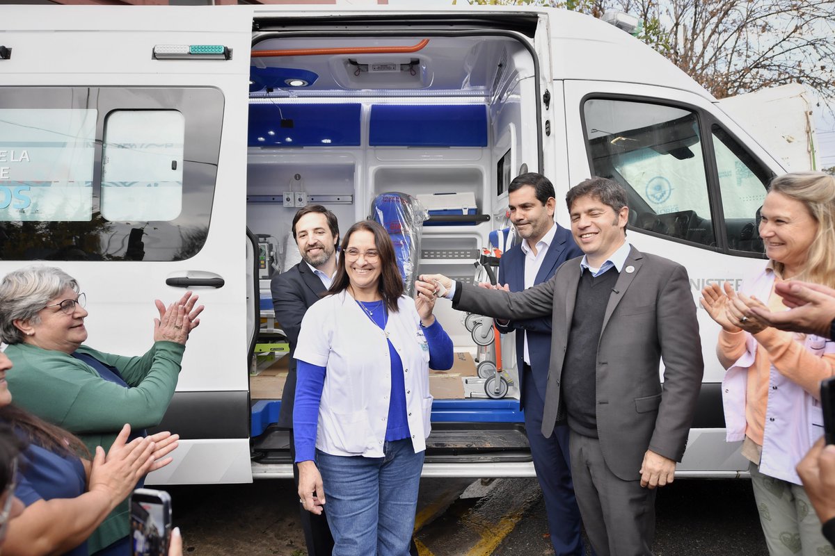 Kicillofok's tweet photo. Además entregamos una ambulancia de alta complejidad, un nuevo camión de residuos y más equipamiento para fortalecer la gestión ambiental en el municipio.

Muchas veces para que los derechos se cumplan hace falta un Estado con sensibilidad y eficiencia. Eso es lo que hacemos cuando trabajamos codo a codo con los intendentes.