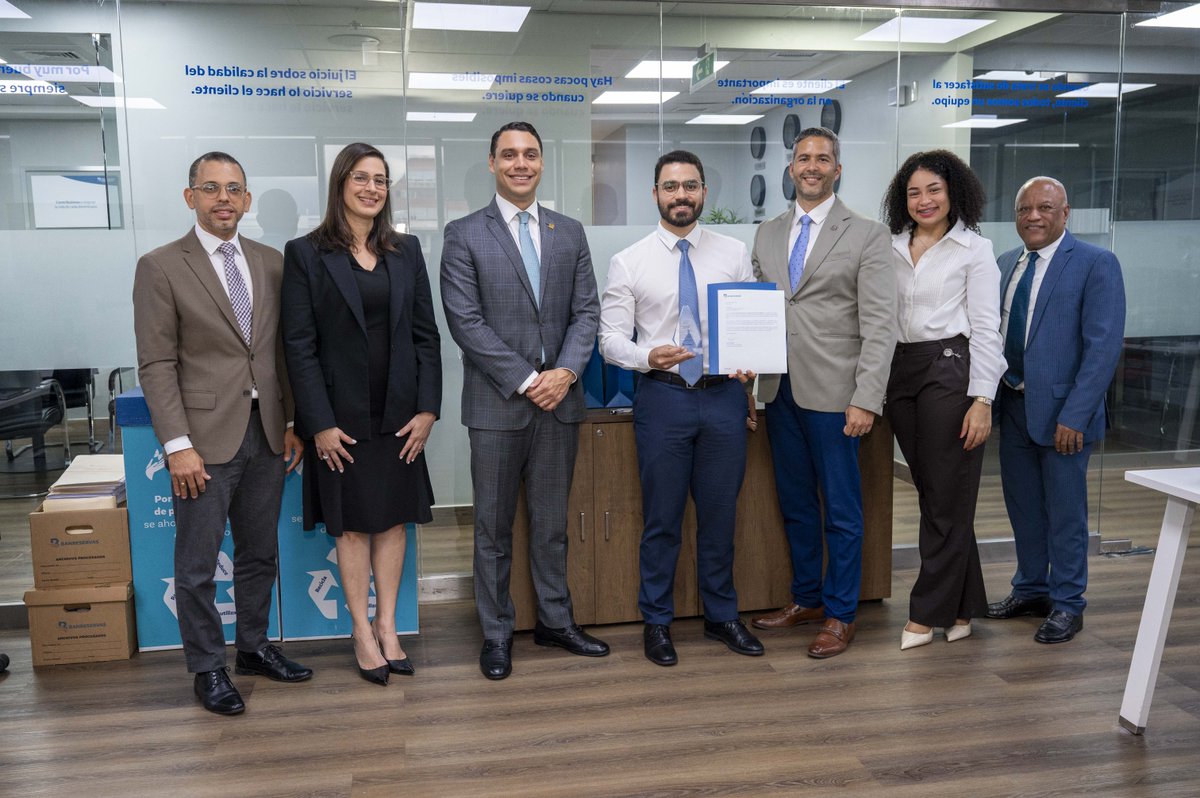 InvReservas's tweet photo. Nuestro equipo de Negocios fue reconocido por el departamento de Aseguramiento de la Calidad de @banreservasrd, destacando a 14 de nuestros colaboradores por alcanzar resultados superiores a 99 en su medición de calidad y experiencia al cliente.

 #InversionesyReservas https://t.co/zrxjfgj94d