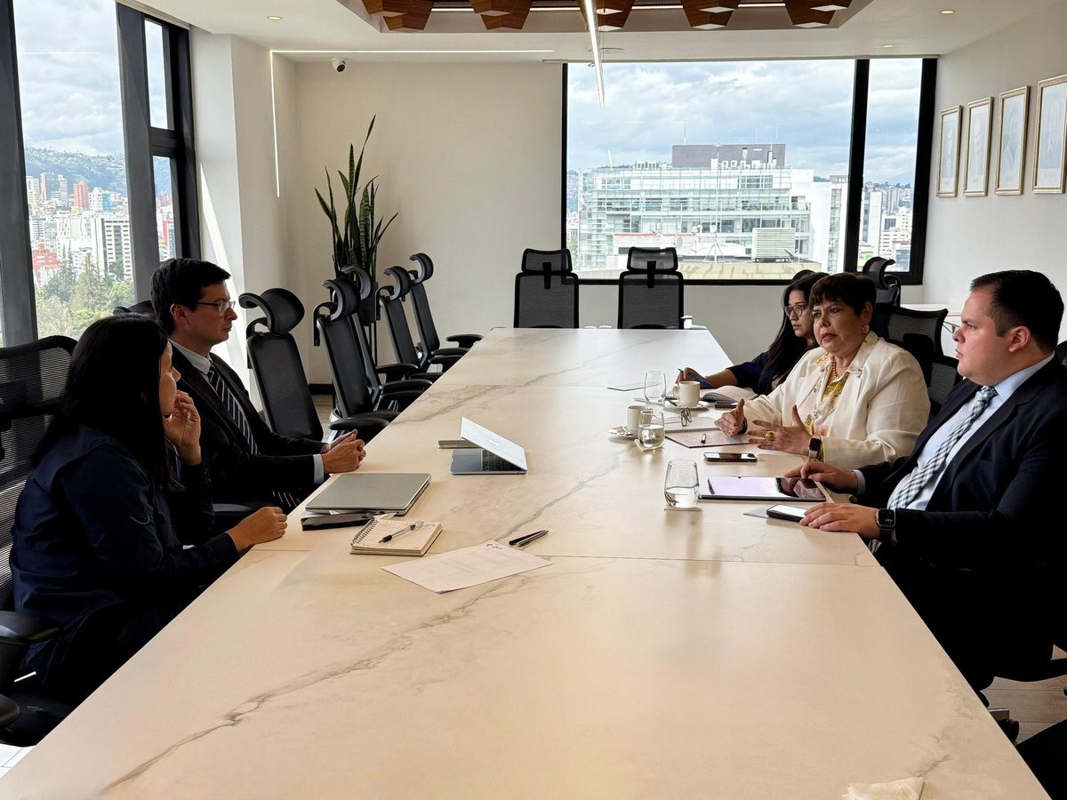 Produccion_Ecu's tweet photo. La viceministra de Comercio Exterior, @IvanovaCereceda, mantuvo una reunión con @CONAVE_EC para analizar alternativas que fortalezcan la competitividad del sector avícola, impulsando su capacidad para competir y acceder a nuevos mercados internacionales🐔✈️🌎. https://t.co/4jhxEhS3wI