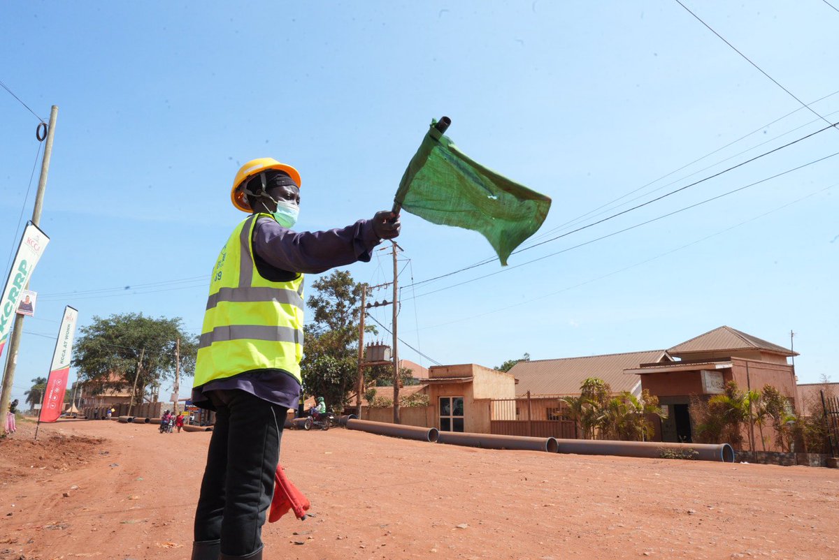 sayun4300's tweet photo. HAPPENING NOW: KCCAโ ๏ฟฝ has today launched works in Kiteezi.
The MpererweโKiteeziโKiti Road is set for a major transformation. #KCCAatWork #ForALivableCity #GoldenPosts https://t.co/EeX691L9lN