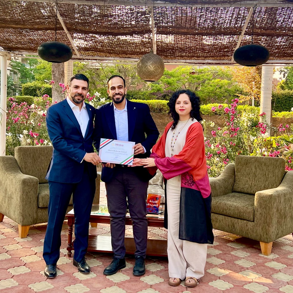 EmbaMexEgipto's tweet photo. La literatura mexicana dialoga con el mundo árabe. 🇲🇽🇪🇬

En El Cairo presentamos la traducción al árabe de La hija única, de Guadalupe Nettel, reafirmando el poder de la traducción y la cultura para acercar sociedades. 

#DiplomaciaCulturalMx https://t.co/I0HpkLWmOS