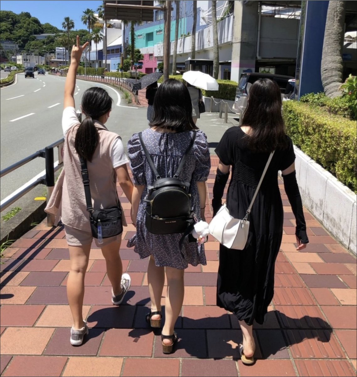 ryujiikesue's tweet photo. 4年半のアメリカ単身生活を終えて、昨秋帰国。

正直、かなり迷った。
40代での挑戦は、失敗すると失うものが多すぎる。
年収、人間関係、安定——全部捨てる覚悟がいる。
だから、多くの人ができない。

それでも、夢を諦めることができなかった。
妻と毎晩、本気で話合って、
43歳でアメリカのベンチャーへ転職した。

あれから4年半かかった。
でも今、ようやく「やりたかった品種開発」に辿り着いた。

家族を日本に残してまで選んだ道。
簡単じゃなかったし、これからも簡単じゃない。
それでも決断した。

10年後、「パパのイチゴが世界一美味しい！」って言わせて、
あの決断を必ず正解にする🍓