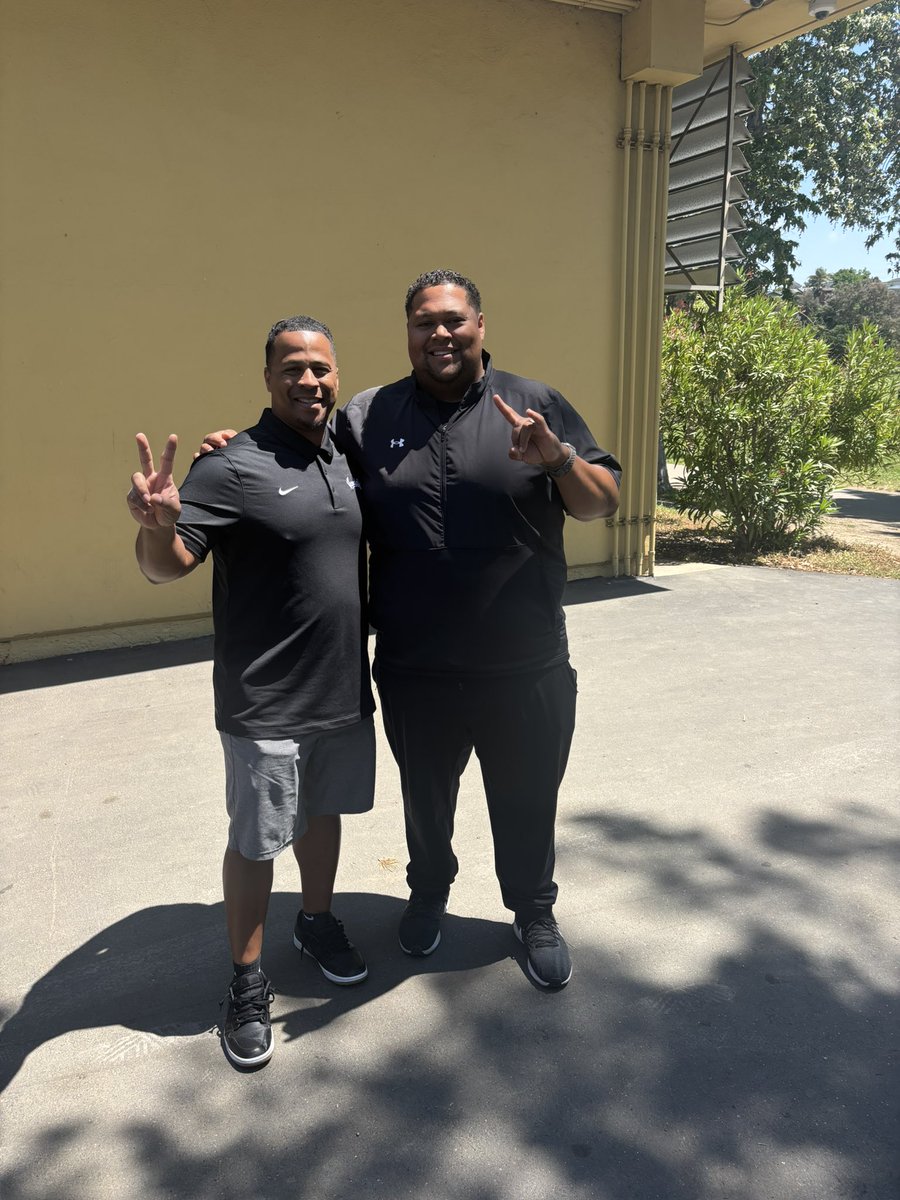 CoachTFord's tweet photo. Huge shoutout to @CoachVHart for having us at Hayward today!!! Great to catch up w one of the realest in the game @RealCoachCarter over there as well! Appreciate ya’lll!!! #GoVandals https://t.co/xSr6lrbNpn
