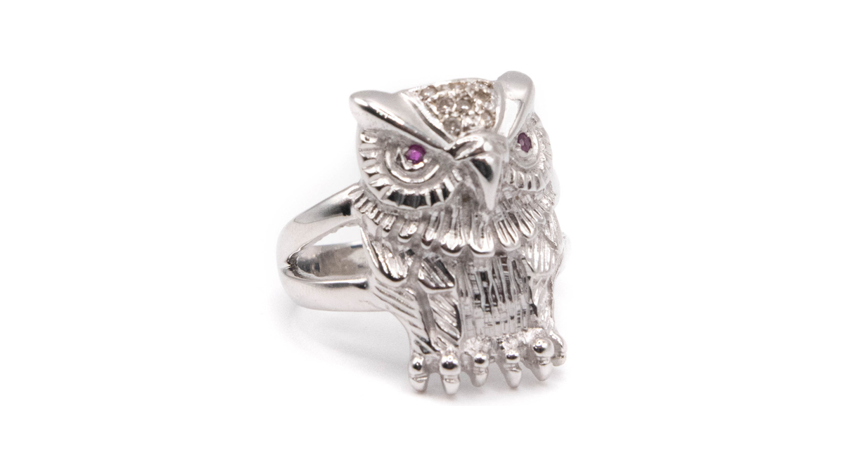 Numinsa's tweet photo. Sortja vintage en oro blanco de 18 kt en forma de búho, adornado con diamantes y dos rubíes como ojos.

Vintage 18 karat white gold ring in the shape of an owl, adorned with diamonds and two rubies as eyes.

https://t.co/Xv9qR4cSWz

#numinsa #RubyJewelry #FineJewelry https://t.co/tnJCLOiKKl