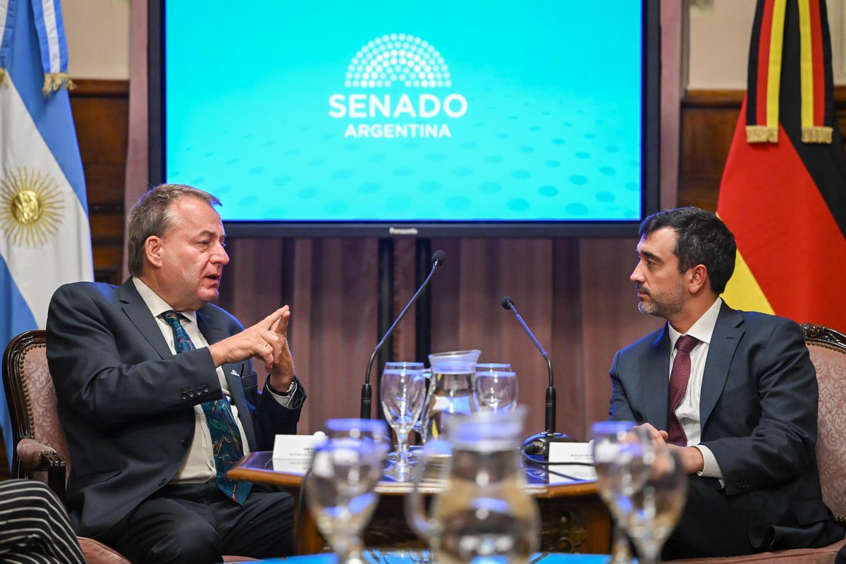 agustinpcoto's tweet photo. Hoy recibí a Dieter Lamlé, embajador de la República Federal de Alemania en nuestro país @AlemaniaenArg. Conversamos sobre el acuerdo histórico para exportar gas natural licuado a Alemania. Compartimos el entusiasmo por el futuro de ambas naciones y el crecimiento en infraestructura energética en un contexto internacional marcado por los desafíos geopolíticos.

Además, dialogamos sobre el rol y la importancia de los cónsules honorarios para fortalecer las relaciones entre ambos países.

El fortalecimiento de los vínculos internacionales y la cooperación estratégica son claves para generar más oportunidades y posicionar a la Argentina en el mundo.