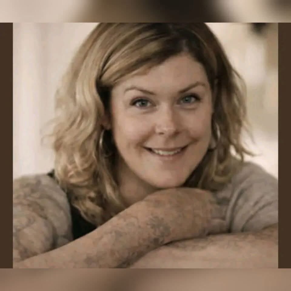 Elle a enfermé ses enfants dehors — puis est retournée dans les flammes.

Dans la nuit du 3 septembre 2019, à Edsbyn en Suède, Emma Schols entend des cris venant du rez-de-chaussée. Ses deux plus jeunes fils, Albin (4 ans) et Oliver (3 ans), étaient descendus jouer… mais le