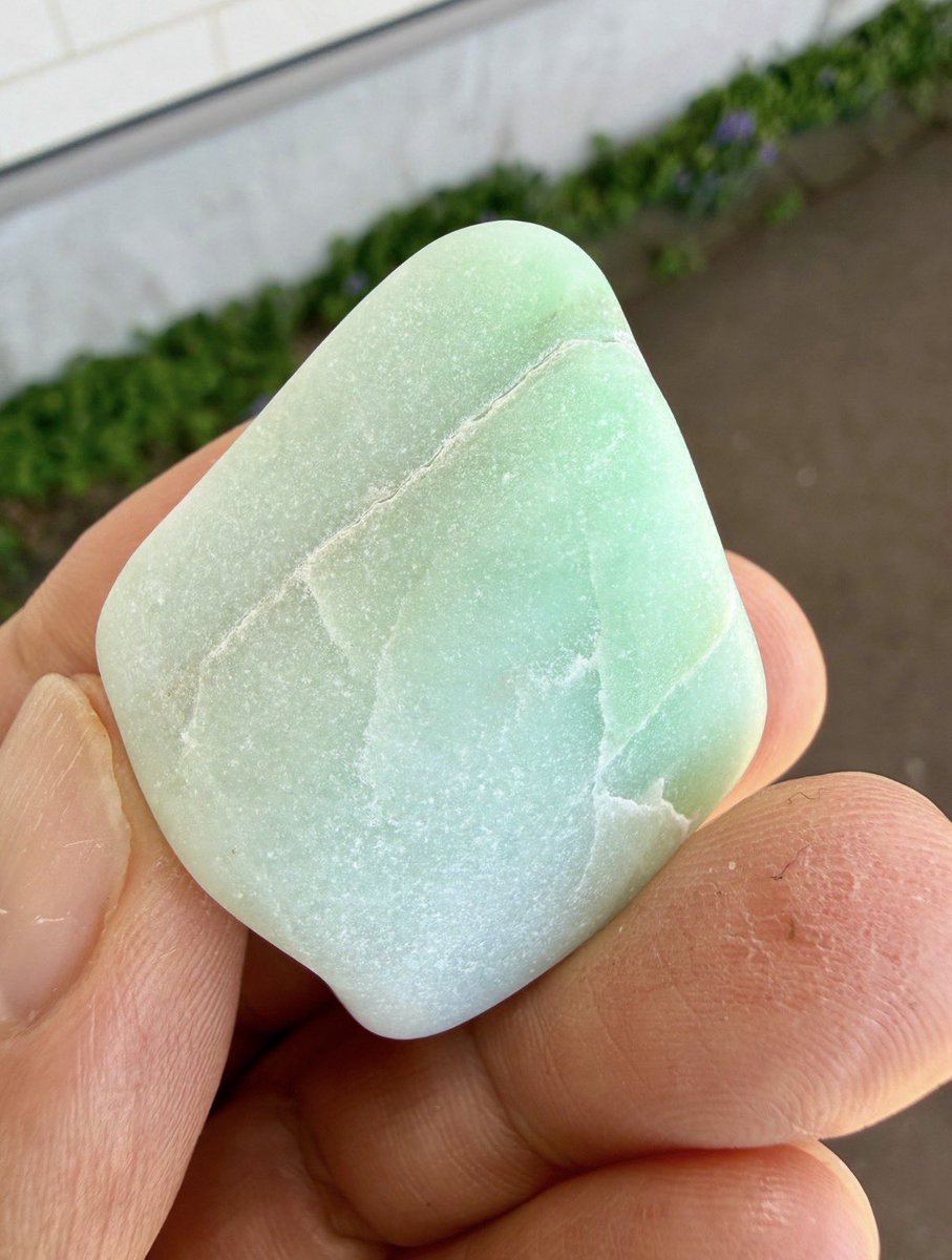 糸魚川翡翠　姫川　アップルグリーン　ルース　送料無料 今日のヒスイは、 「優しいアップルグリーンの斜め翡翠🟢」です