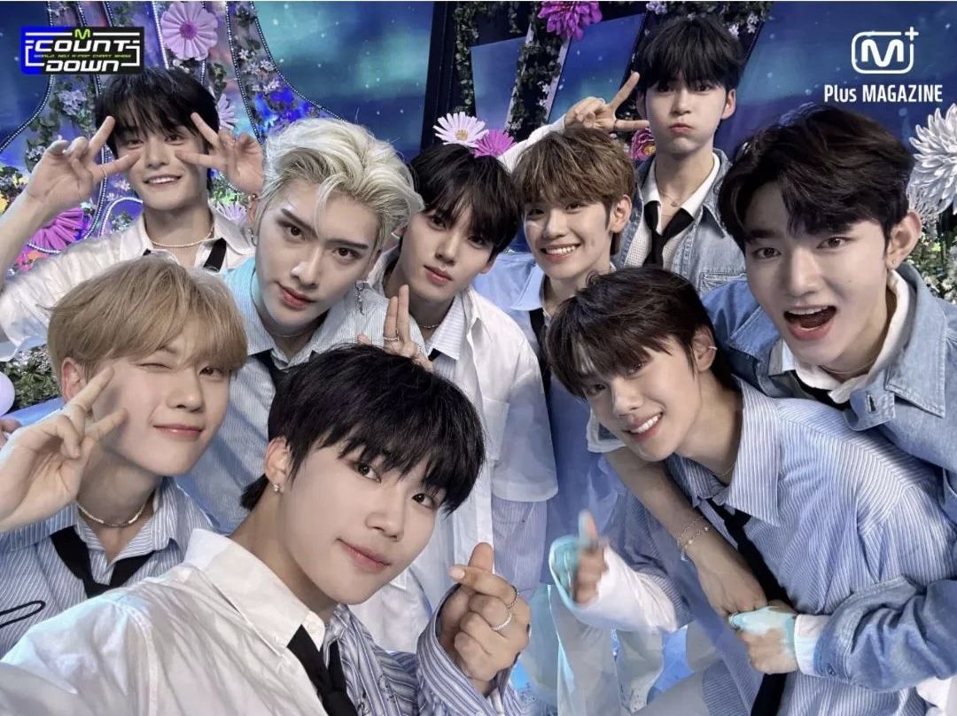 twinkneul's tweet photo. ot9 selcas you are so incredibly dear to me https://t.co/l3Tpqmen5Y