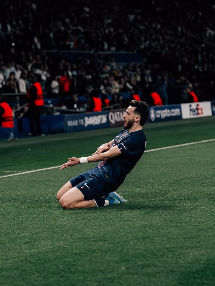 livesfoot's tweet photo. 🚨 𝗣𝗔𝗥𝗜𝗦 𝗠𝗔𝗟𝗜𝗡 𝗦𝗨𝗥 𝗟𝗘𝗦 𝗧𝗥𝗔𝗡𝗦𝗙𝗘𝗥𝗧𝗦 🔴🔵

Le travail de 𝗟𝘂𝗶́𝘀 𝗖𝗮𝗺𝗽𝗼𝘀 est exceptionnel sur le mercato 2024/25 du 𝗣𝗦𝗚 😳

Les arrivées importantes 🔙 :

🇷🇺 𝗠𝗮𝘁𝘃𝗲𝘆 𝗦𝗮𝗳𝗼𝗻𝗼𝘃 (25 ans) - 20 M€

🇪🇨 𝗪𝗶𝗹𝗹𝗶𝗮𝗻 𝗣𝗮𝗰𝗵𝗼 (23 ans) - 40 M€

🇵🇹 𝗝𝗼𝗮̃𝗼 𝗡𝗲𝘃𝗲𝘀 (20 ans) - 60 M€

🇫🇷 𝗗𝗲́𝘀𝗶𝗿𝗲́ 𝗗𝗼𝘂𝗲́ (19 ans) - 50 M€

🇬🇪 𝗞𝗵𝘃𝗶𝗰𝗵𝗮 𝗞𝘃𝗮𝗿𝗮𝘁𝘀𝗸𝗵𝗲𝗹𝗶𝗮 (23 ans) - 70 M€

Des ventes pour équilibrer 🔜 :

🇳🇱 𝗫𝗮𝘃𝗶 𝗦𝗶𝗺𝗼𝗻𝘀 au RB Leipzig - 50 M€

🇺🇾 𝗠𝗮𝗻𝘂𝗲𝗹 𝗨𝗴𝗮𝗿𝘁𝗲 à Manchester United - 50 M€

🇫🇷 𝗛𝘂𝗴𝗼 𝗘𝗸𝗶𝘁𝗶𝗸𝗲́ à l'Eintracht Francfort - 16,5 M€

Bilan ;

2 finales de LDC en 2 ans 🔥