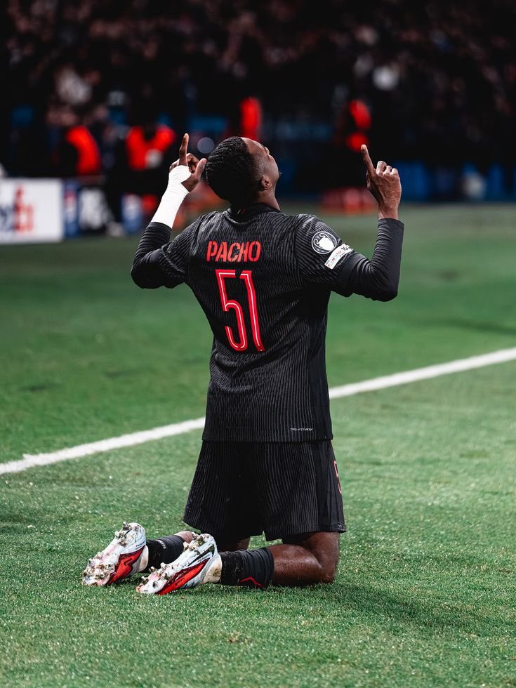 livesfoot's tweet photo. 🚨 𝗣𝗔𝗥𝗜𝗦 𝗠𝗔𝗟𝗜𝗡 𝗦𝗨𝗥 𝗟𝗘𝗦 𝗧𝗥𝗔𝗡𝗦𝗙𝗘𝗥𝗧𝗦 🔴🔵

Le travail de 𝗟𝘂𝗶́𝘀 𝗖𝗮𝗺𝗽𝗼𝘀 est exceptionnel sur le mercato 2024/25 du 𝗣𝗦𝗚 😳

Les arrivées importantes 🔙 :

🇷🇺 𝗠𝗮𝘁𝘃𝗲𝘆 𝗦𝗮𝗳𝗼𝗻𝗼𝘃 (25 ans) - 20 M€

🇪🇨 𝗪𝗶𝗹𝗹𝗶𝗮𝗻 𝗣𝗮𝗰𝗵𝗼 (23 ans) - 40 M€

🇵🇹 𝗝𝗼𝗮̃𝗼 𝗡𝗲𝘃𝗲𝘀 (20 ans) - 60 M€

🇫🇷 𝗗𝗲́𝘀𝗶𝗿𝗲́ 𝗗𝗼𝘂𝗲́ (19 ans) - 50 M€

🇬🇪 𝗞𝗵𝘃𝗶𝗰𝗵𝗮 𝗞𝘃𝗮𝗿𝗮𝘁𝘀𝗸𝗵𝗲𝗹𝗶𝗮 (23 ans) - 70 M€

Des ventes pour équilibrer 🔜 :

🇳🇱 𝗫𝗮𝘃𝗶 𝗦𝗶𝗺𝗼𝗻𝘀 au RB Leipzig - 50 M€

🇺🇾 𝗠𝗮𝗻𝘂𝗲𝗹 𝗨𝗴𝗮𝗿𝘁𝗲 à Manchester United - 50 M€

🇫🇷 𝗛𝘂𝗴𝗼 𝗘𝗸𝗶𝘁𝗶𝗸𝗲́ à l'Eintracht Francfort - 16,5 M€

Bilan ;

2 finales de LDC en 2 ans 🔥