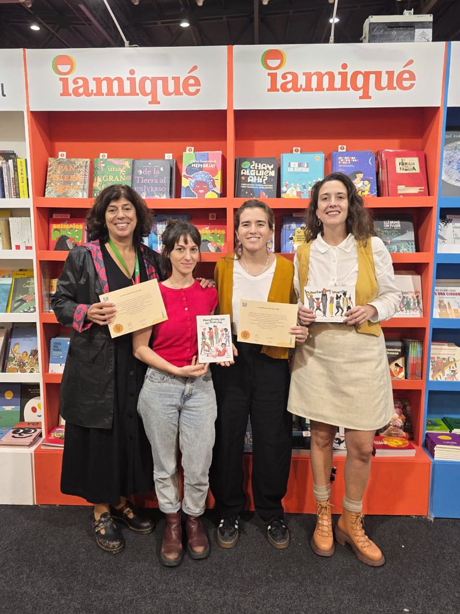 _iamique_'s tweet photo. 📕MENSTRUACIÓN EN MARCHA ganó en la categoría Libro Informativo de LOS DESTACADOS de @AlijaIbbyArg, así que nos subimos al escenario autoras, ilustradora y editora para agradecer este reconocimiento a un libro lleno de información fresca y necesaria📕❤️ https://t.co/pSfIl9VjiH