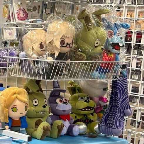 RattyCheeze's tweet photo. New in person look at the Plushtrap, Springtrap, and Glamrock Bonnie Sanshee Plushies since they want to take their sweet time shipping them out
via Sanshee email regarding their booth at Anime Boston
#fnaf #sanshee #fivenightsatfreddys https://t.co/jgB7vQuJhF