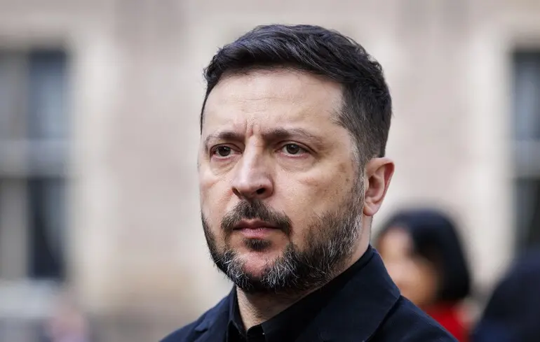 Фігурує у "плівках Міндіча": Зеленський розпорядився приватизувати "Сенс Банк" цьогоріч.
Причому відповідно до своїх посадових обов"язків президента держави він не має жодного права видавати такі розпорядження виконавчій владі. Зе у чергове потоптався по Конституції.